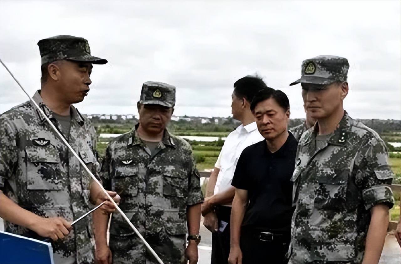 集團軍軍長與省軍區司令員的區別，職責、權力及影響力的多維分析，集團軍軍長與省軍區司令員，職責、權力及影響力的深度對比與解析
