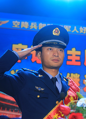 飛行員余海龍的代表作品，探索天際的詩意之旅，飛行員余海龍的詩意天際之旅，探索宇宙的無限魅力